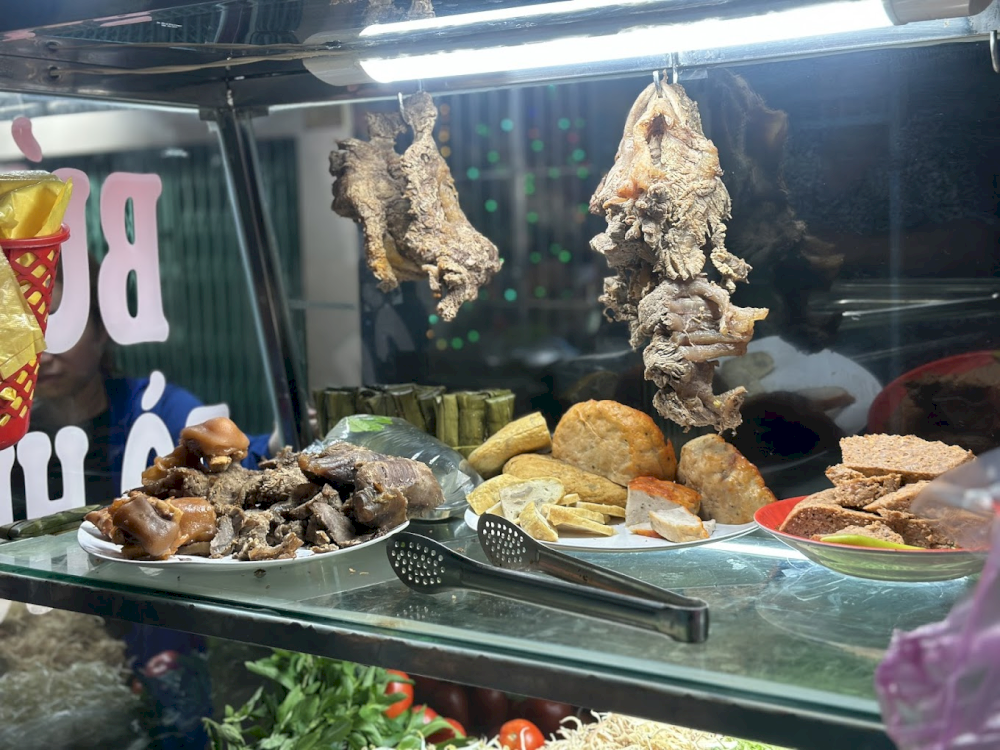 サイゴン (Saigon) の地元料理の本格的な味を提供する真のストリートフードの天国